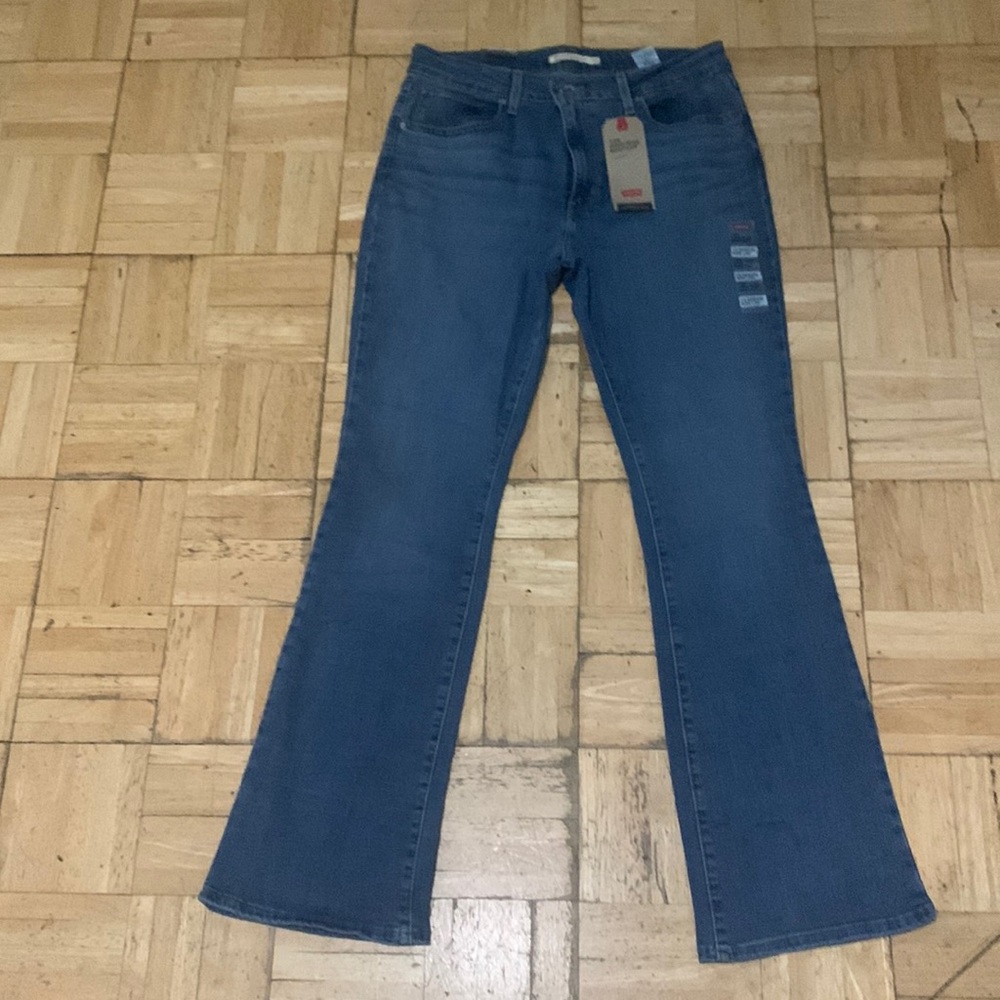 Selling Levi’s jeans new any question ask 😊